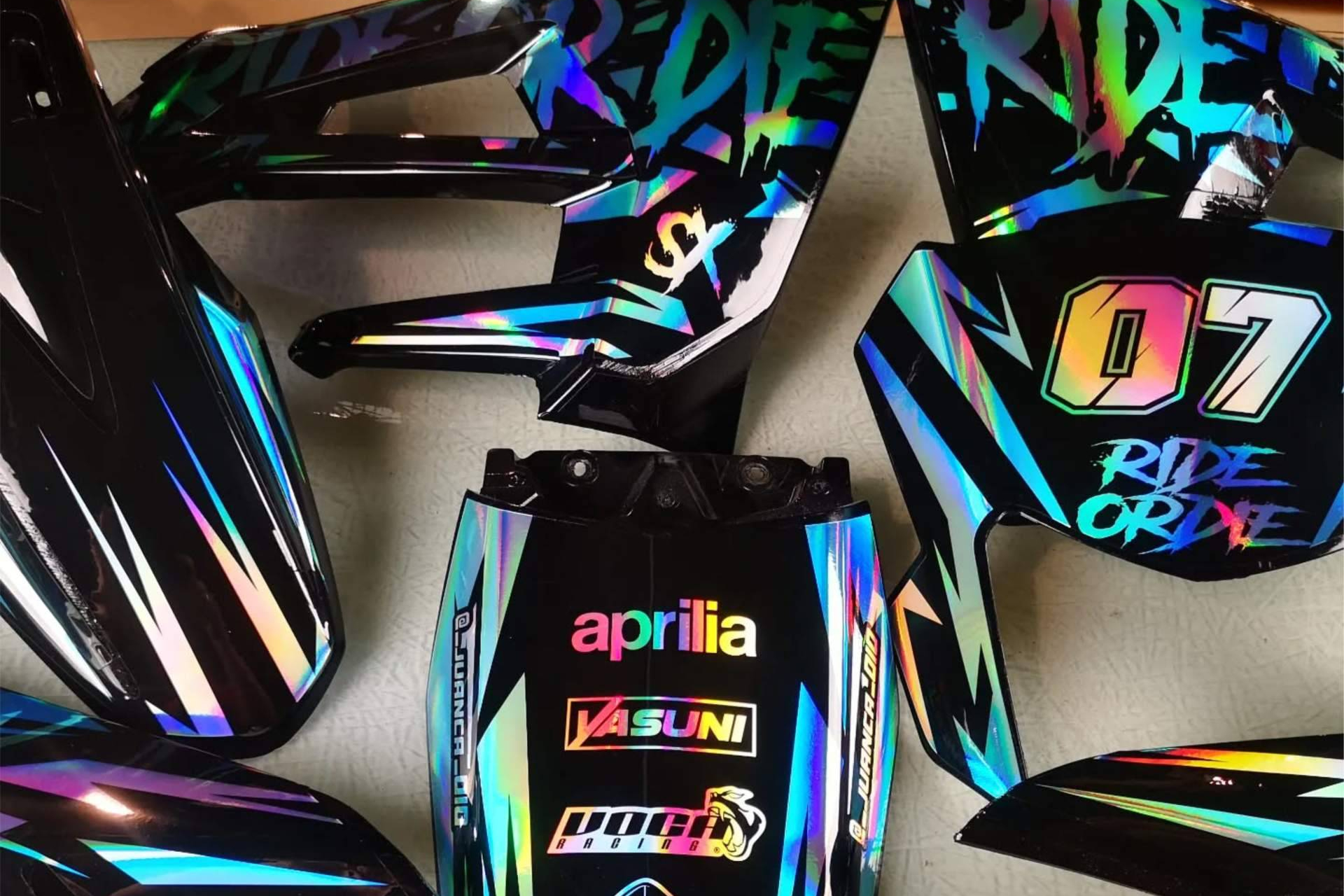 ADHESIVOSEMBARRADOS prepara a los pilotos offroad con sus kits de pegatinas y plásticos personalizados