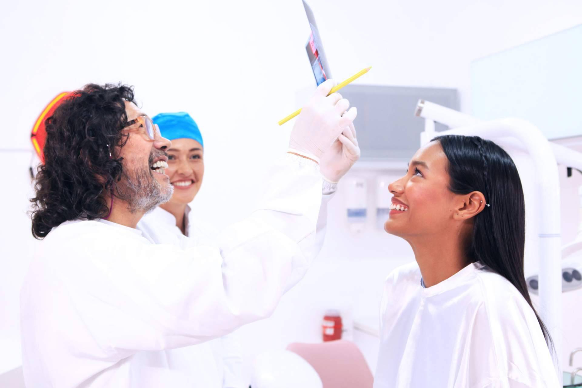 Implantes dentales, una solución clave en clínicas dentales para restaurar salud oral y confianza personal