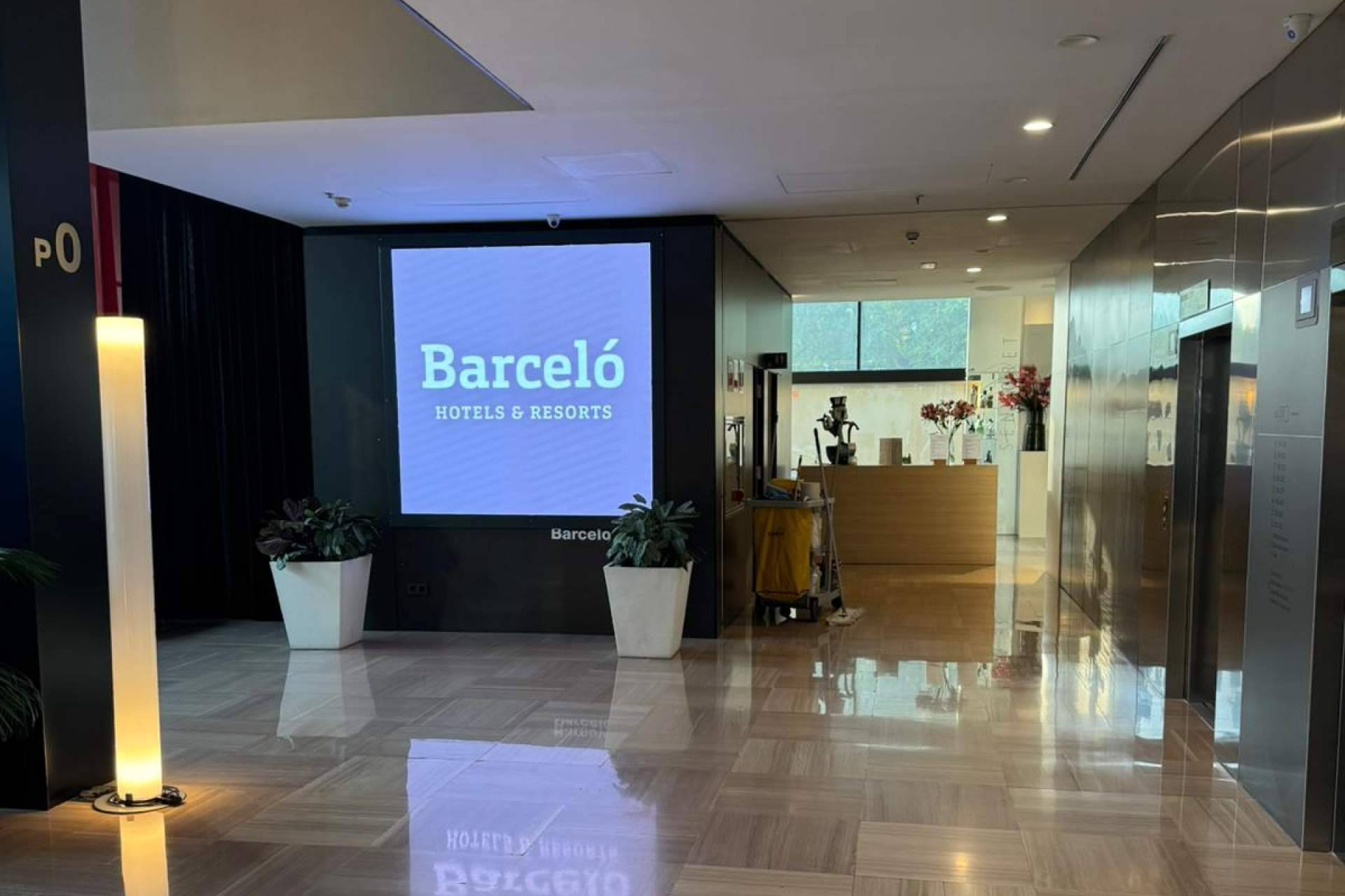 LEDLEMON impulsa la digitalización visual en hoteles y campings con pantallas LED