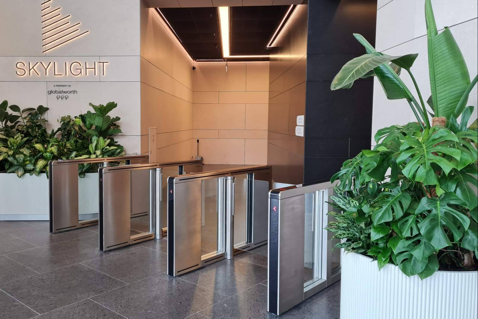ASSA ABLOY impulsa la seguridad en edificios con sus puertas rápidas de seguridad