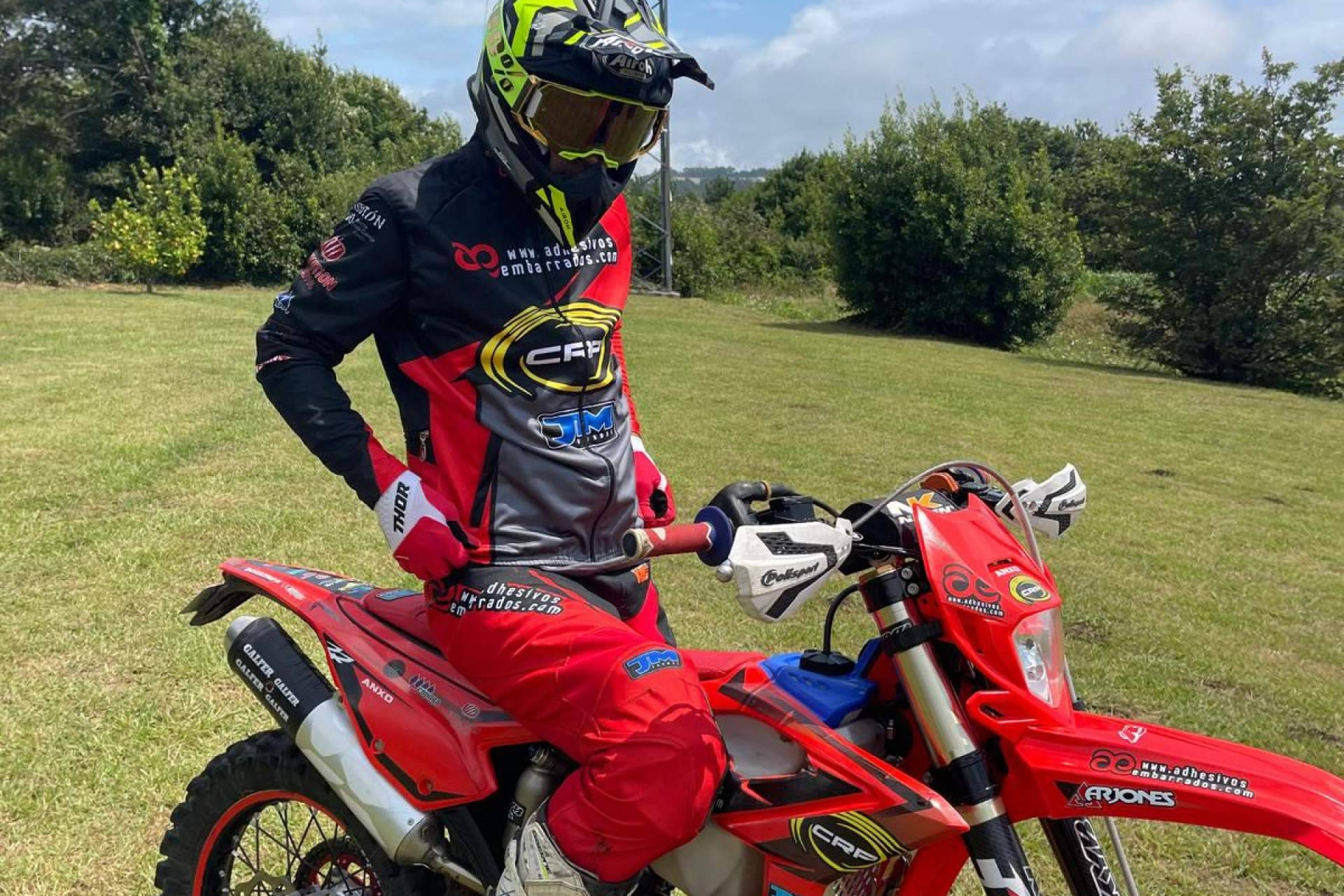 ADHESIVOSEMBARRADOS refuerza su tienda online con nuevos adhesivos personalizados para motos y equipamiento off-road