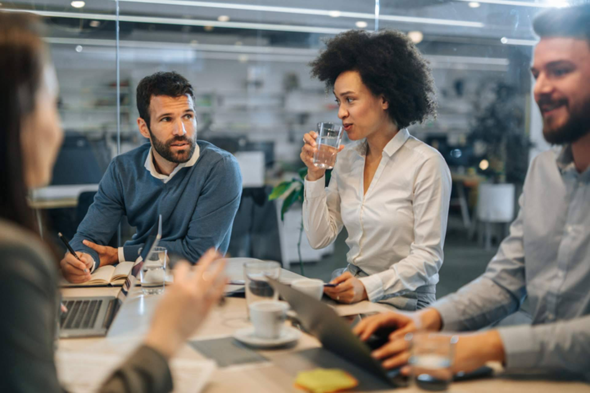 Tendencias de bienestar laboral que están transformando las oficinas