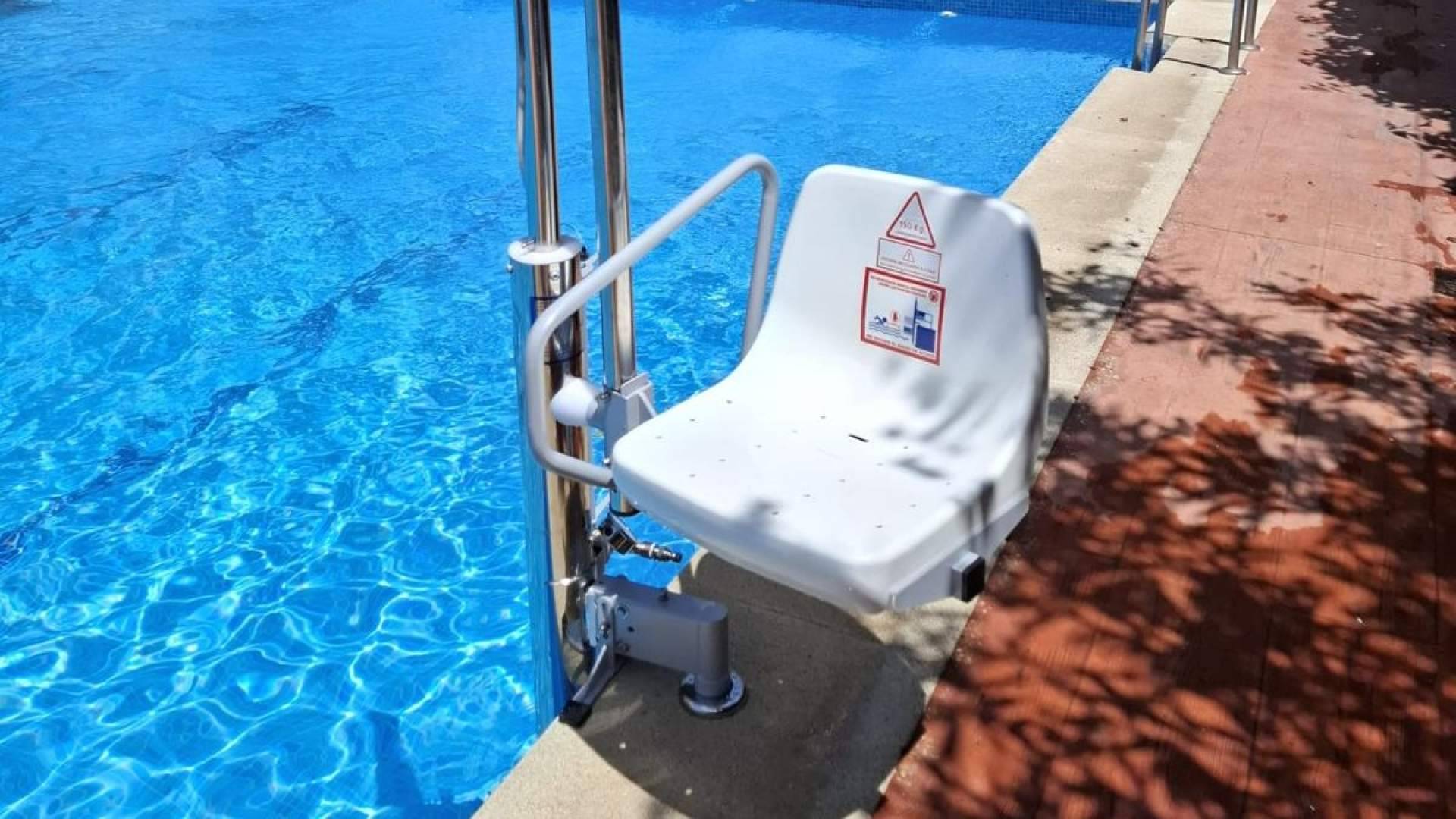 Grúas de piscina en Madrid, una opción eficaz para facilitar el acceso en piscinas comunitarias en verano