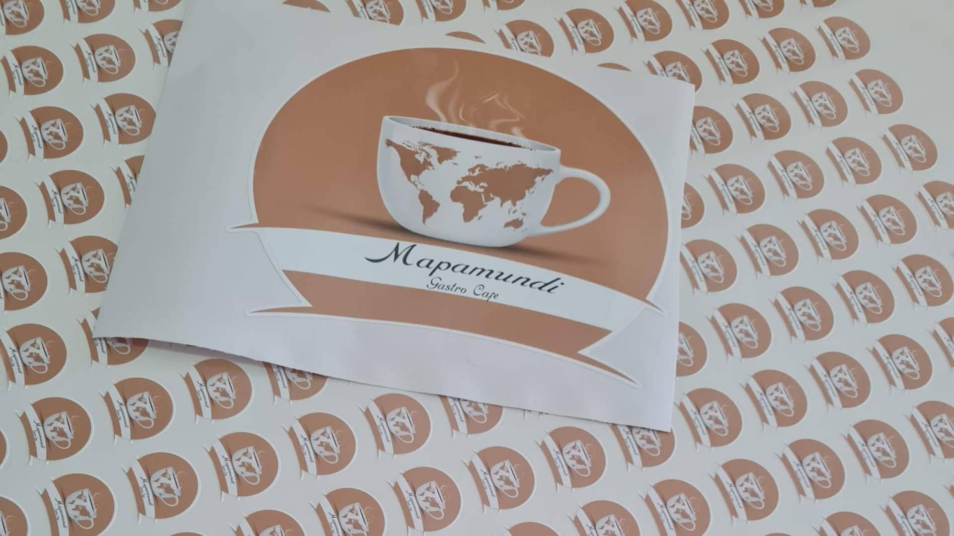 Identidad local en formato adhesivo, cómo los comercios isleños cuidan su imagen de marca
