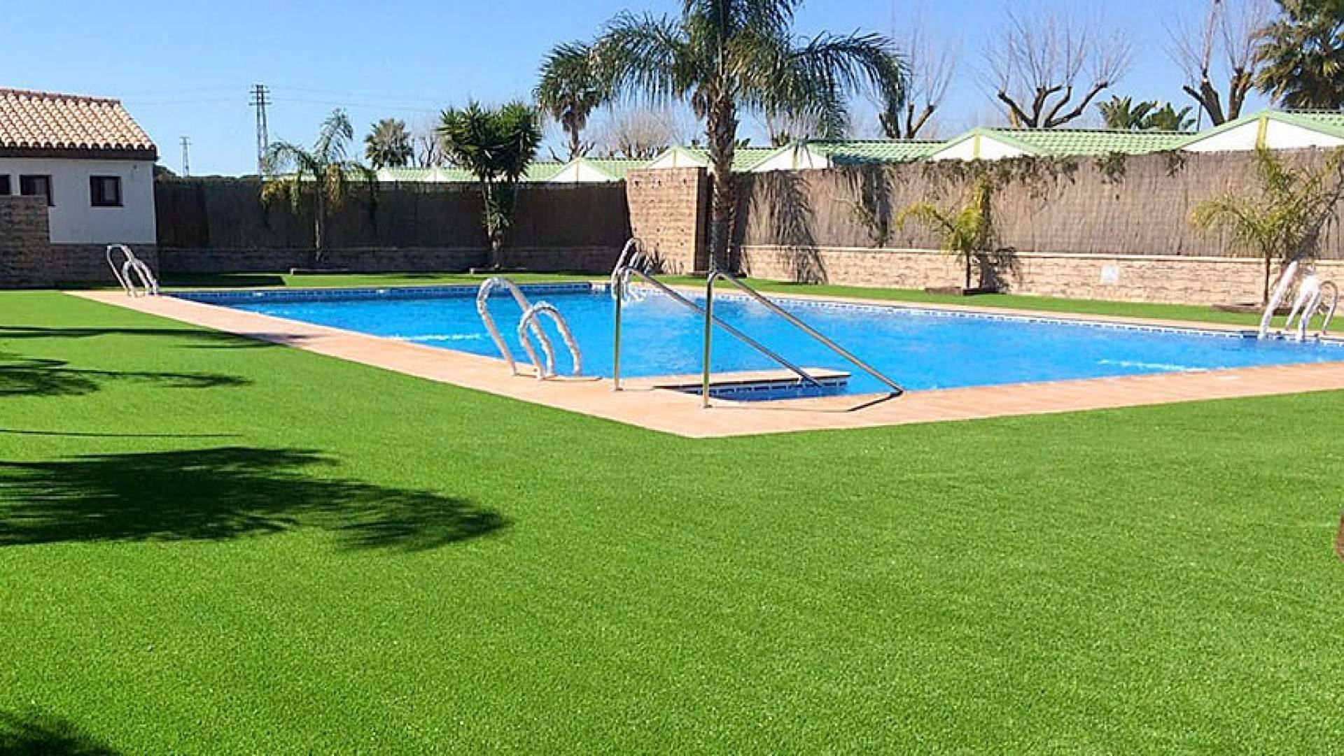 El césped artificial para piscinas de Albergrass define el nuevo estándar de resistencia y confort para la temporada estival