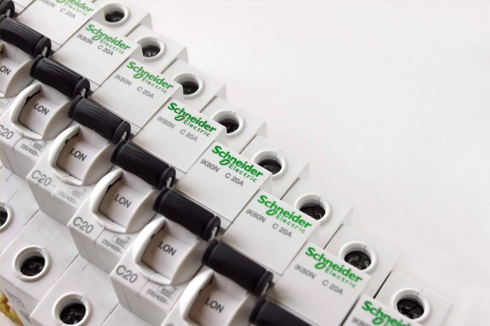 La disponibilidad inmediata de material eléctrico Schneider Electric marca la propuesta de Cadenza Electric