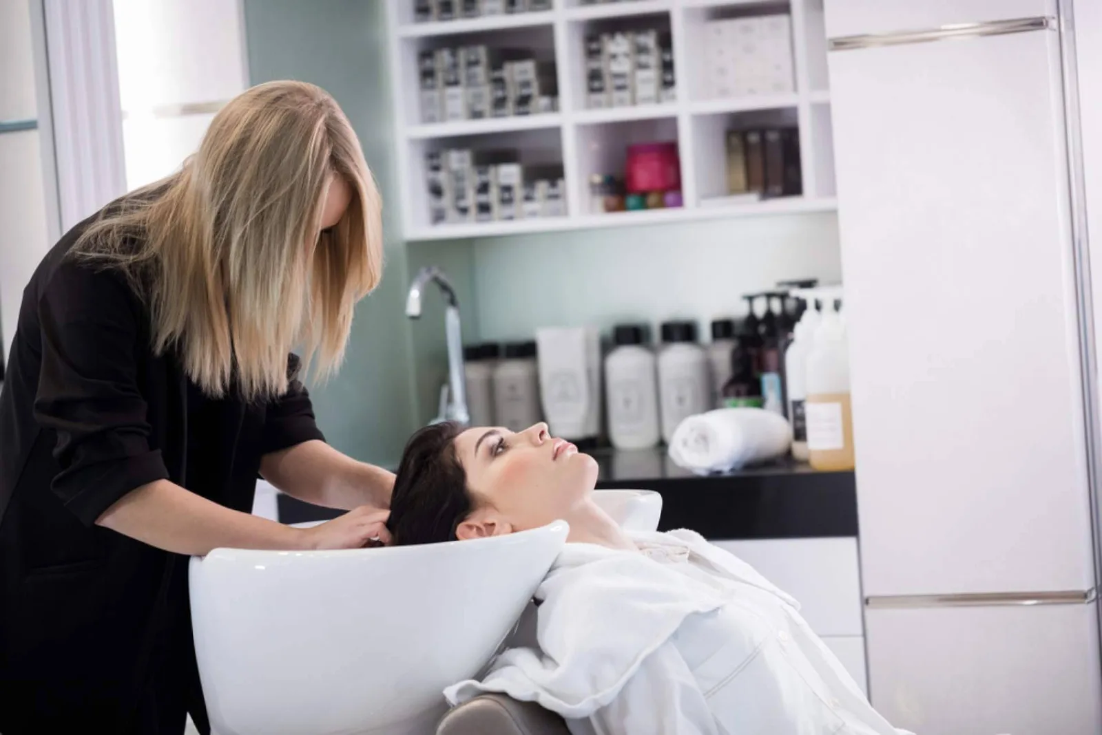 En los salones de belleza, atraer clientes ya no basta; convencerlos marca la diferencia