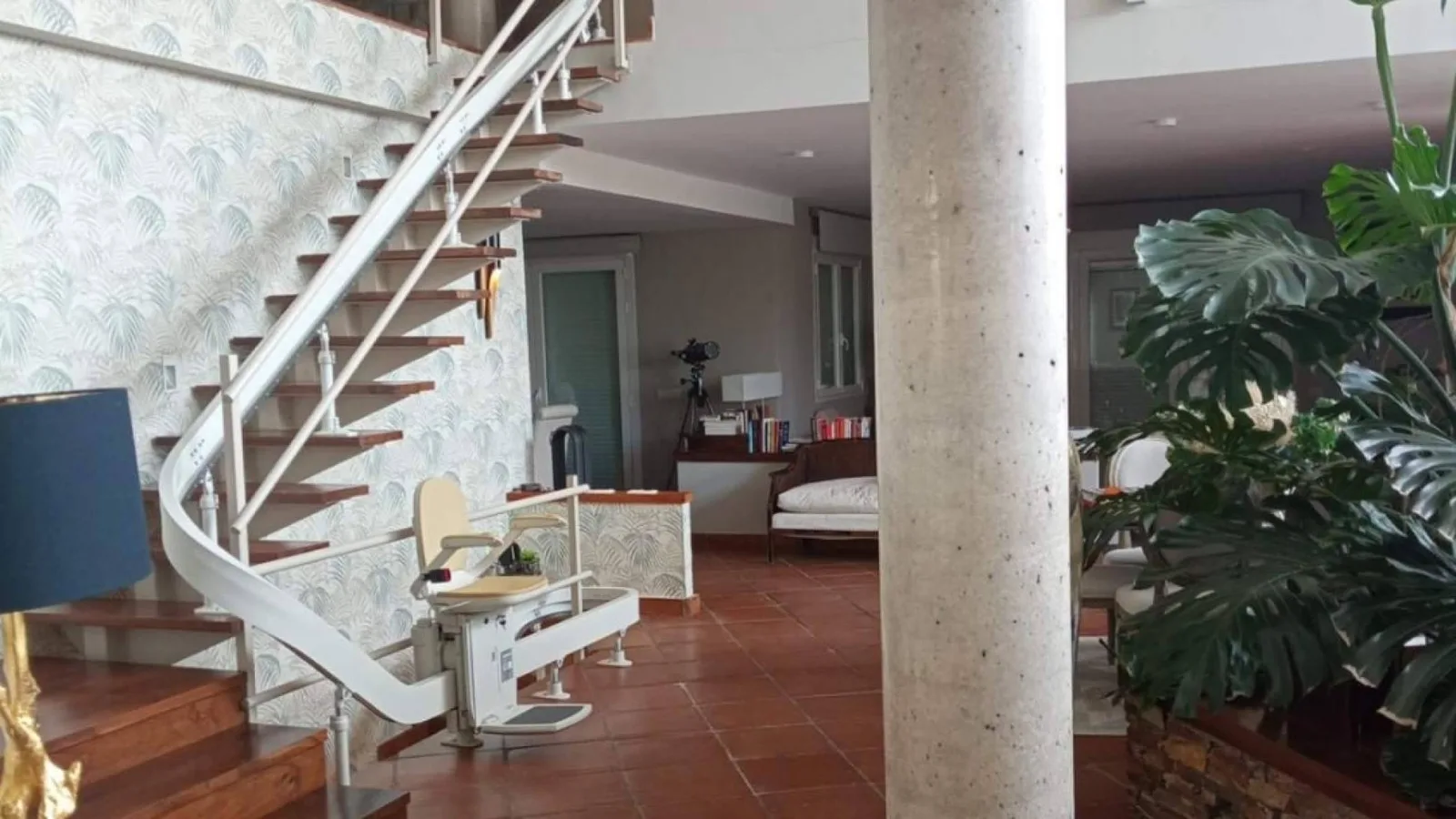 El aumento de la demanda de accesibilidad impulsa una campaña de verano de Salvaccesos con descuentos en sillas salvaescaleras